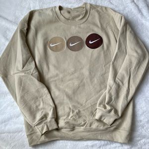 NEUTRAL NIKE SWEATSHIRT